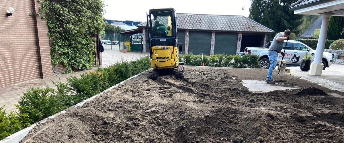 Minibagger führt Erdarbeiten im Garten aus und bereitet Flächen für Gestaltung oder Bauarbeiten vor.