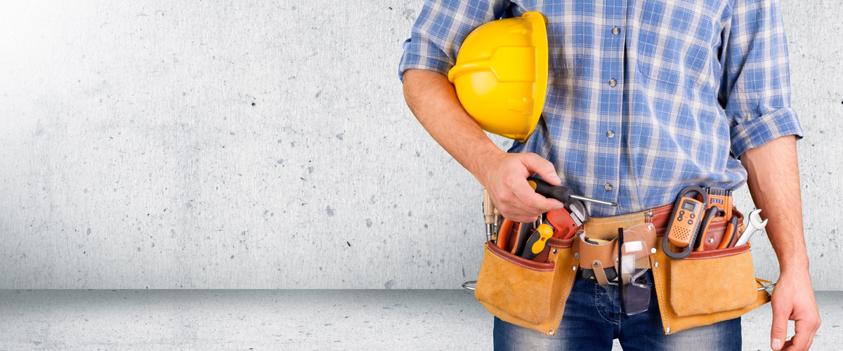 Hausmeister führt kleine Reparaturen und Aufgaben sofort aus, um das Objekt in einwandfreiem Zustand zu halten.