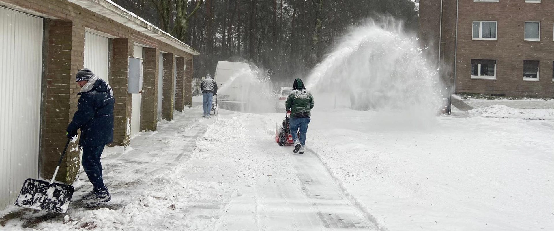 Winterservice mit Schneeräumung und Streudienst sorgt für sichere Wege und Verkehrsflächen.